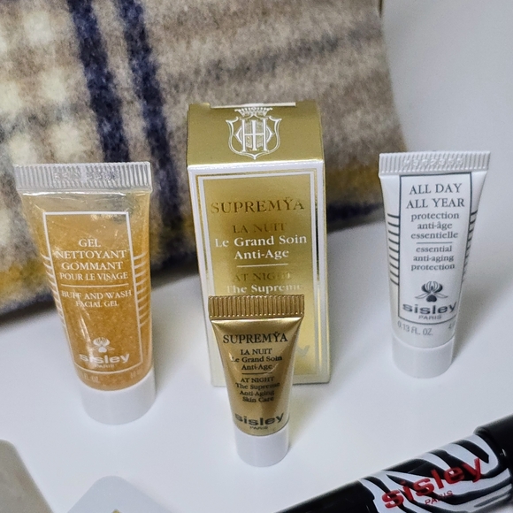 Sisley-Paris Luxury Travel gift set with pouch - Picture 10 of 16